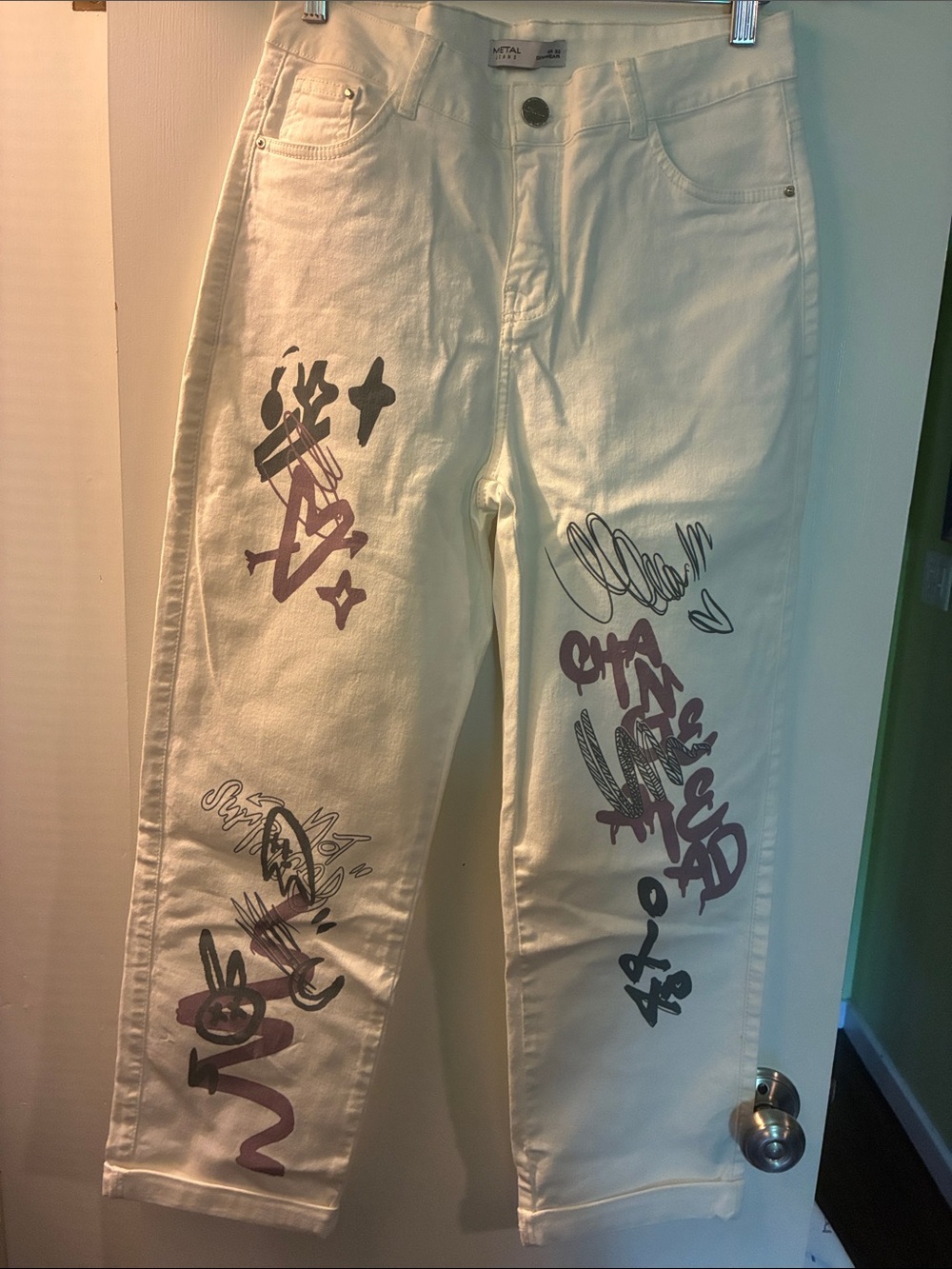 “Metal Jeans” White Graffiti Graphic Boyfriend Jeans small EUC